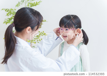 眼科醫師和戴眼鏡的弱視兒童 眼科醫師和戴眼鏡的弱視兒童 114532393
