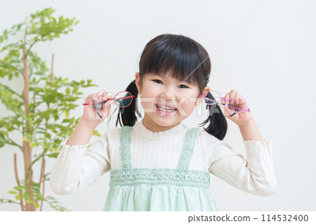 Amblyopic child choosing glasses 114532400