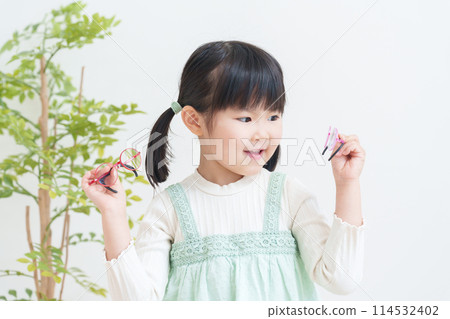 Amblyopic child choosing glasses Amblyopic child choosing glasses 114532402