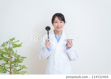 Ophthalmologist with glasses for child's amblyopia Ophthalmologist with glasses for child's amblyopia 114532404