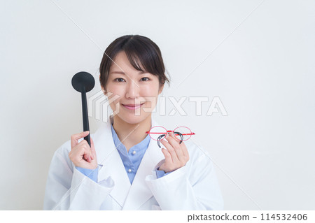 Ophthalmologist with glasses for child's amblyopia Ophthalmologist with glasses for child's amblyopia 114532406