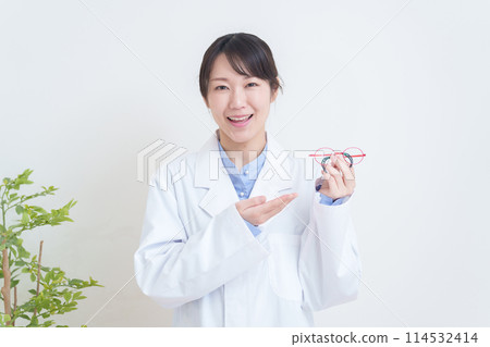 Ophthalmologist with glasses for child's amblyopia 114532414