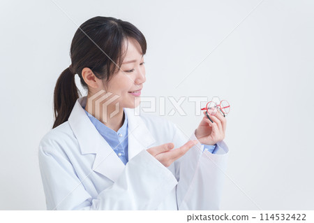 眼科醫師拿著兒童弱視眼鏡 114532422