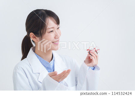 眼科醫師拿著兒童弱視眼鏡 114532424