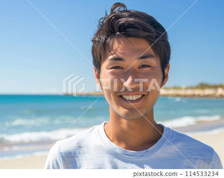 亞洲男人在海邊微笑 114533234