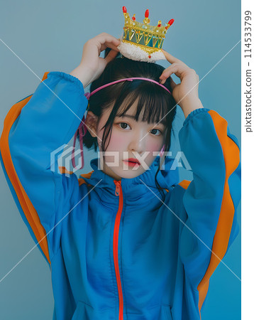 戴著玩具皇冠和運動夾克的女人 114533799