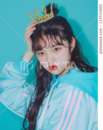 戴著玩具皇冠和運動夾克的女人 114533800