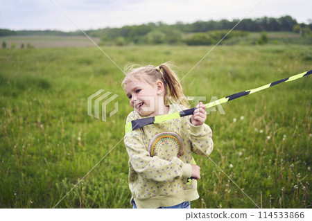 a little girl got tangled in a kite's tail 114533866