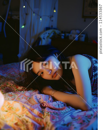 具有夜間外觀和善良眼睛的亞洲女人 114533867