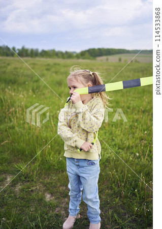 a little girl got tangled in a kite's tail 114533868
