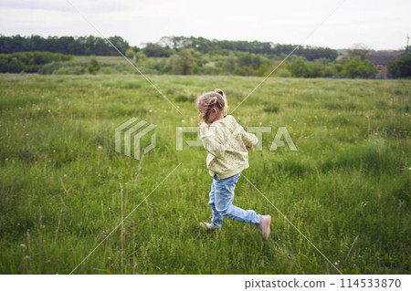 girls play catch up in a field 114533870