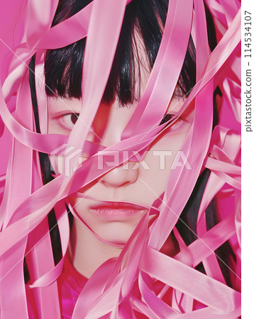 戴著粉紅絲帶的亞洲女人 114534107