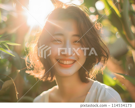 被光包圍的微笑的亞洲女人 114534173