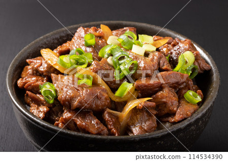 Grilled beef skirt steak rice bowl 114534390