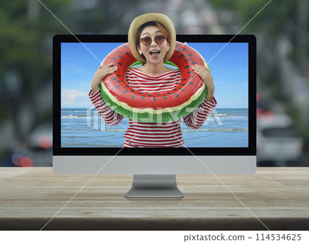 Business summer holiday online concept 114534625