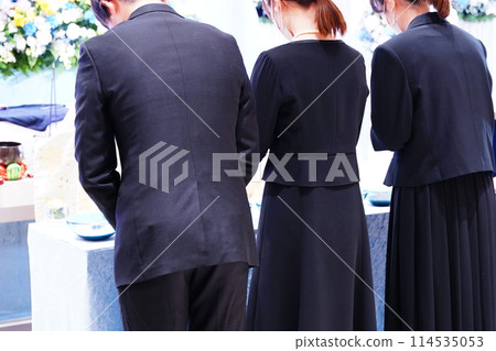 Mourners who do burning incense Mourners who do burning incense 114535053
