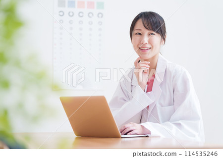 Thinking Ophthalmologist Thinking Ophthalmologist 114535246