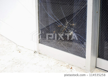 破碎的玻璃 114535258