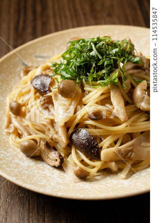 Japanese-style mushroom spaghetti 114535847
