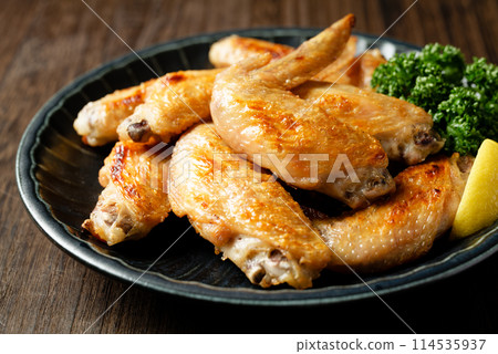 Salt-grilled chicken wings 114535937