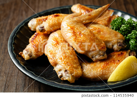 Salt-grilled chicken wings Salt-grilled chicken wings 114535940