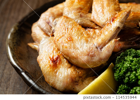 Salt-grilled chicken wings Salt-grilled chicken wings 114535944