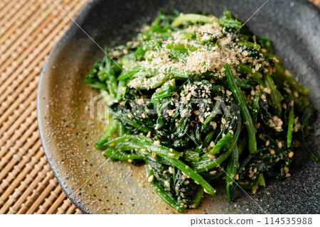 Sesame with spinach 114535988