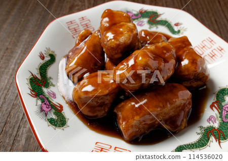 Black vinegar sweet and sour pork 114536020