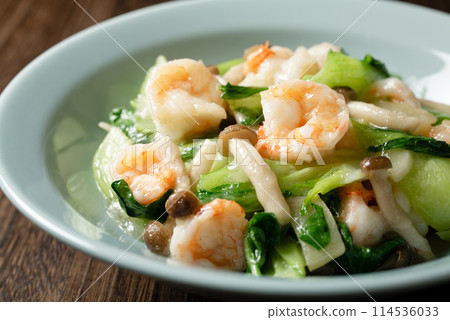 Chinese stir-fried shrimp and bok choy 114536033