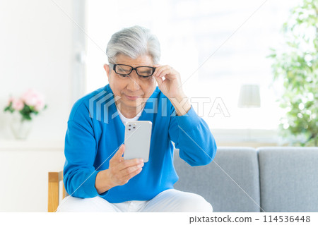 Senior men who can not see the screen of smartphone Senior men who can not see the screen of smartphone 114536448