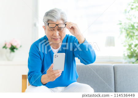 無法看到智能手機屏幕的老人 無法看到智能手機屏幕的老人 114536449