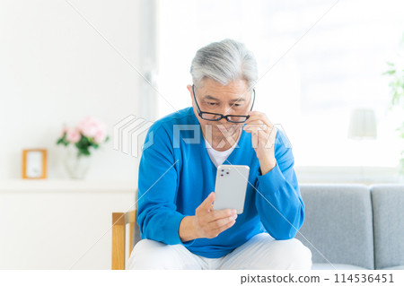 無法看到智能手機屏幕的老人 114536451