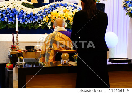 The mourner who burns incense 114536549