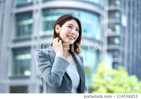 Stylish business woman commuting 114536833