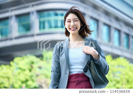 時尚的商務女性通勤 114536839