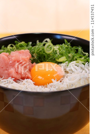 Whitebait and tuna tataki rice bowl, seafood rice bowl, egg, meal 114537451