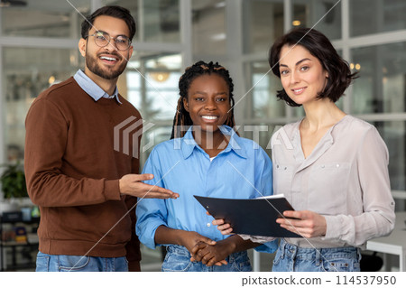 Coworking spaces foster collaboration among diverse professionals 114537950