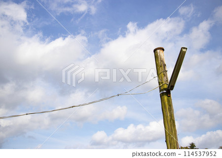 古板的木製電話桿和天空 古板的木製電話桿和天空 114537952