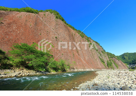 [Wakayama Prefecture] A monolith at Kozagawa River on a clear day 114538038