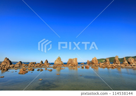 [Wakayama Prefecture] Hashiguiiwa Rocks at Cape Shionomisaki on a clear day (Kii Peninsula) 114538144