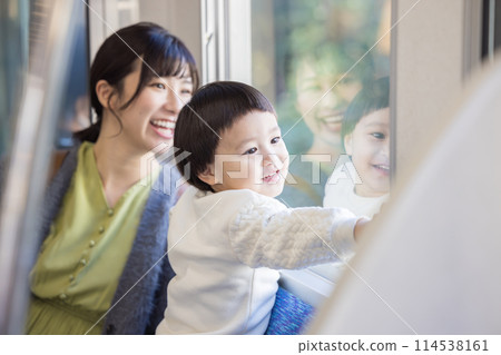 A child looking out of a train window. Photo courtesy of Keio Corporation. 114538161