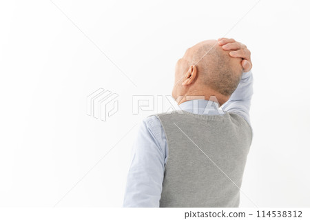 Senior man headache back view 114538312