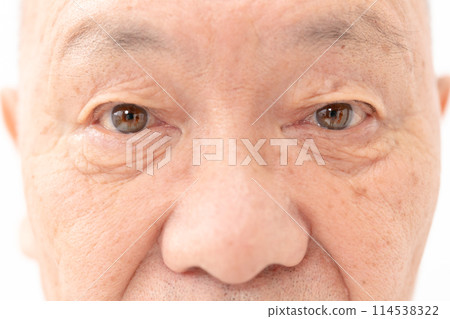 Senior male beauty close up of eyes 114538322