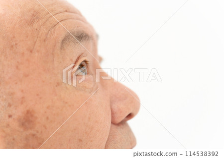 Senior male beauty close up of eyes 114538392