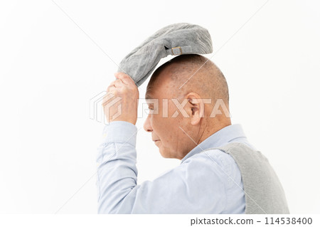 Senior man wearing a hat turning around 114538400