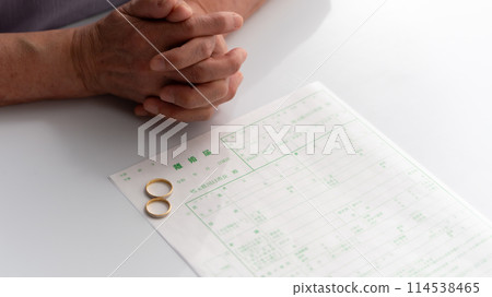 Senior couple divorce papers 114538465