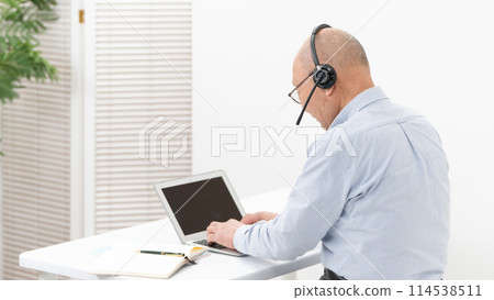 Senior man online landscape Senior man online landscape 114538511