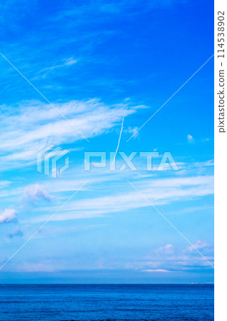 藍色的大海、天空和尾跡 藍色的大海、天空和尾跡 114538902