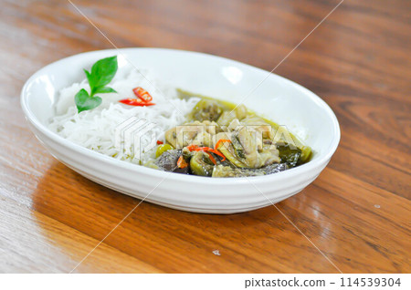 green curry , vermicelli or chicken curry or chicken curry soup and vermicelli or chicken soup or Thai noodle 114539304
