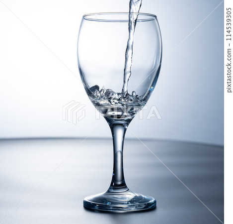 白色背景上的透明玻璃 114539305